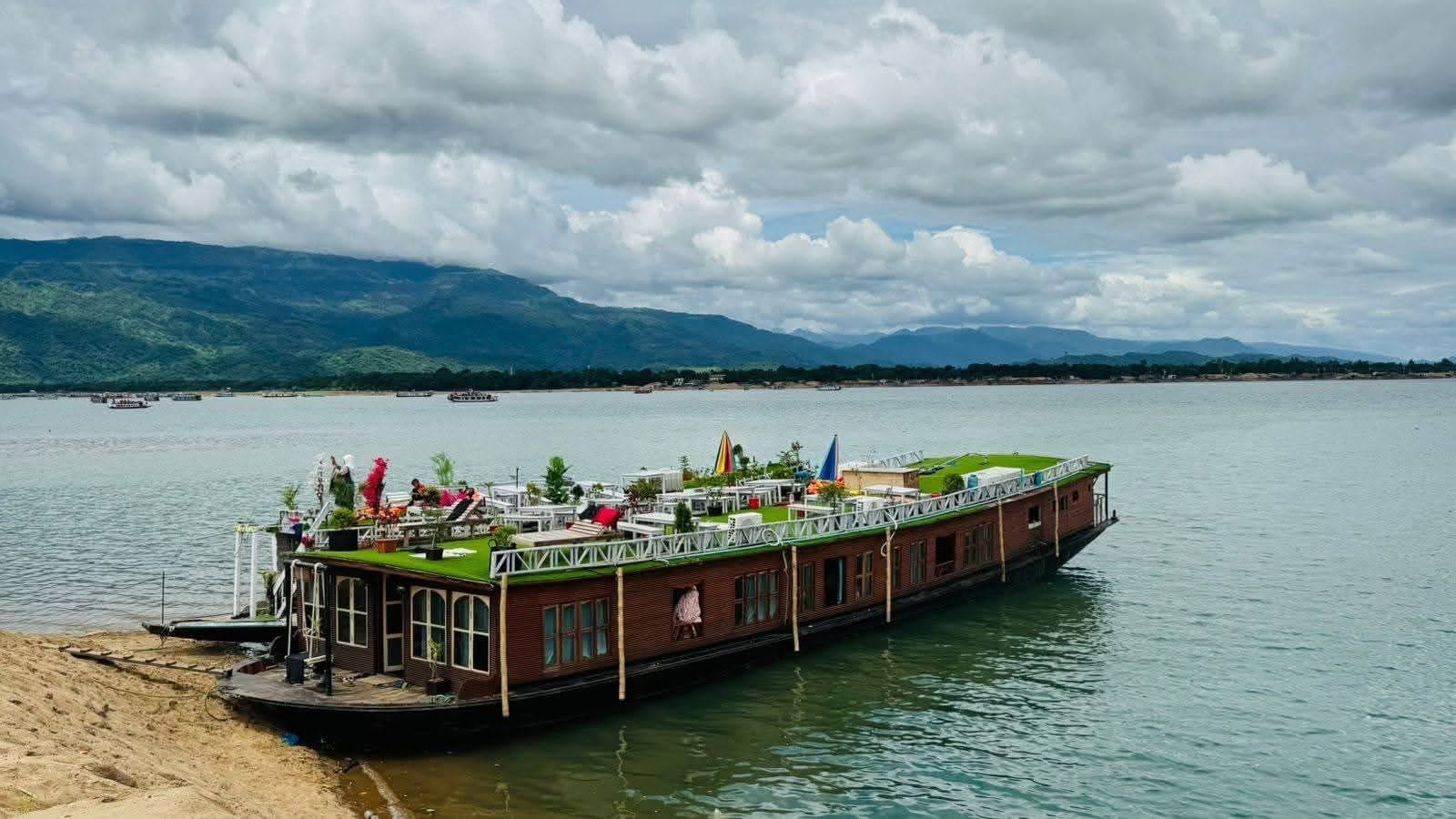 Exterior view of Kuhelika houseboat